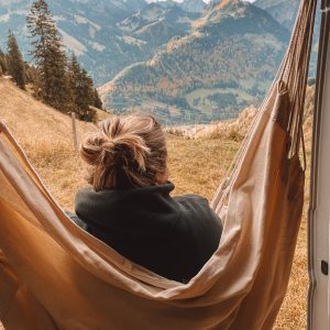 Hängematte in Seitentür mit echten Bergen aus der Schweiz.